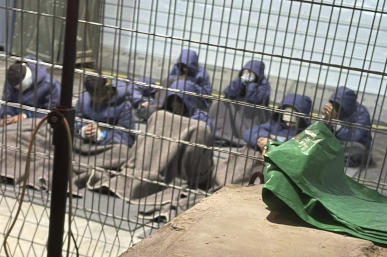 Zdjęcie z zimy 2023 r. udostępnione przez izraelską organizację Breaking The Silence przedstawia palestyńskich więźniów schwytanych w Strefie Gazy w ośrodku detencyjnym na terenie bazy wojskowej Sde Teiman w południowym Izraelu. 