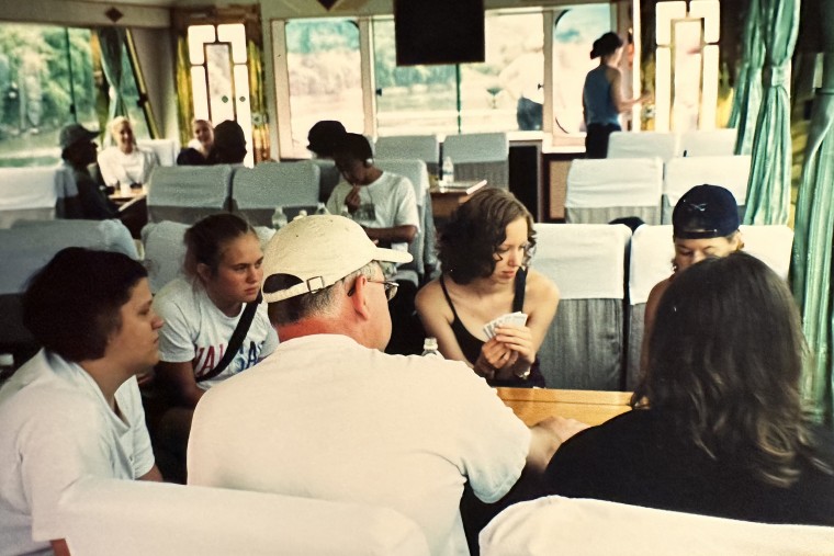 Tim Walz bermain kartu dengan siswa di pelayaran perahu sungai di China pada musim panas tahun 2001.