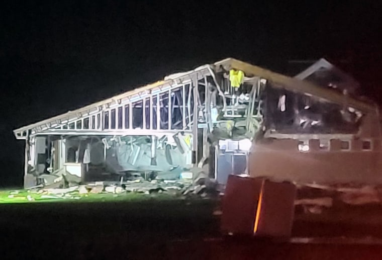 Daños por tornado en la escuela secundaria Springfield en Lumaca, Carolina del Norte