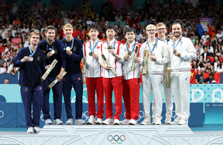 Pódio de medalhas de tênis de mesa por equipe masculina