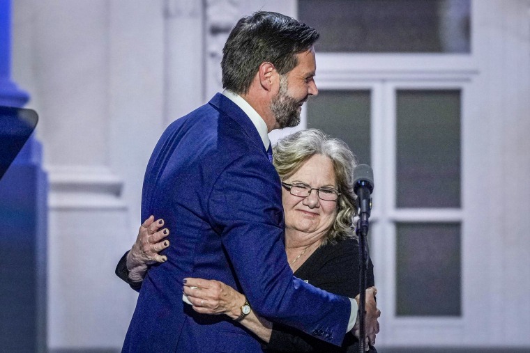 JD Vance abraça sua mãe.