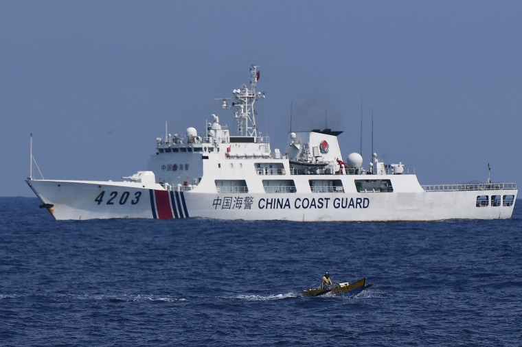 Un convoy de barcos filipinos que transportaba suministros para pescadores filipinos dijo que se dirigían de regreso al puerto el 16 de mayo, abandonando los planes de navegar hacia un arrecife controlado por Beijing frente a la costa del país del sudeste asiático después de que uno de sus barcos fuera "constantemente seguido" por un barco chino.