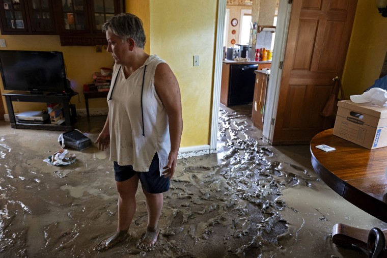 Ann Farkas caminha em sua casa danificada pela enchente em Canisteo, Nova York, sexta-feira, 9 de agosto de 2024, depois que os resquícios da tempestade tropical Debby passaram pela área, criando condições de inundações repentinas em algumas áreas.