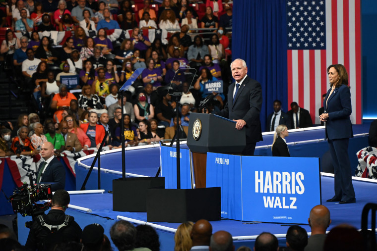 Kamala Harris e o governador de Minnesota, Tim Walz, em comício de campanha na Filadélfia