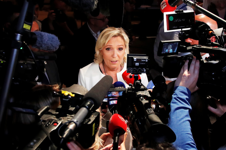 A líder do partido francês de extrema-direita Reunião Nacional, Marine Le Pen, fala com a mídia após os primeiros resultados em Paris, França, em 26 de maio de 2019. 