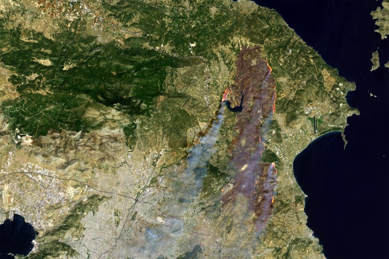 Uma imagem de satélite mostra um incêndio em curso perto de Atenas, na Grécia.