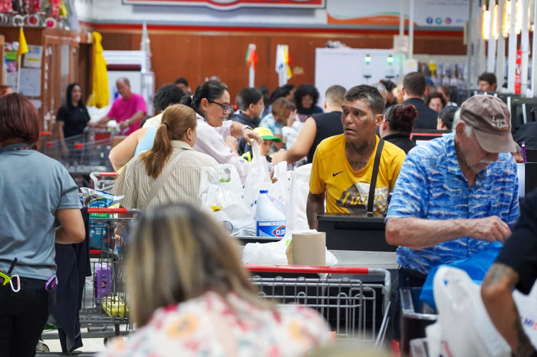 Ernesto ligt ongeveer 300 mijl (480 kilometer) oost-zuidoosten van Puerto Rico, volgens het Amerikaanse National Hurricane Center, dat verwacht dat de storm het eiland eind 13 augustus zal bereiken.