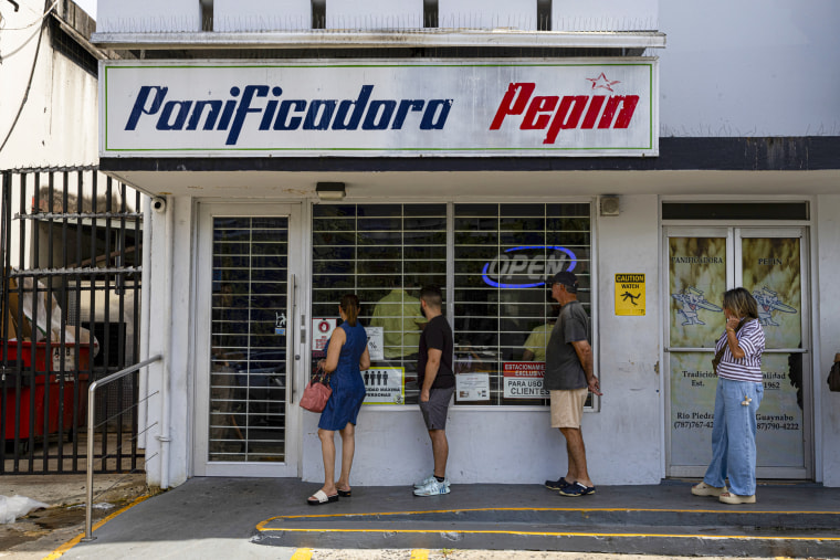 Porto-riquenhos esperam na fila de uma padaria.