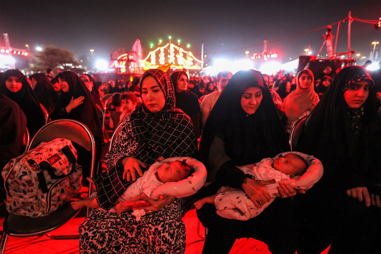 As famílias participam do "Moharram Shahr" exposição na Praça Azadi em Teerã em 13 de agosto de 2024. 