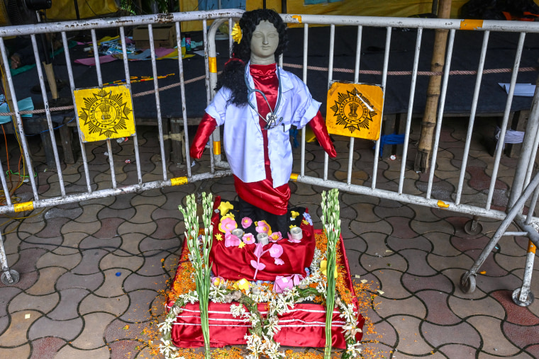 Uma estátua de barro de um médico.