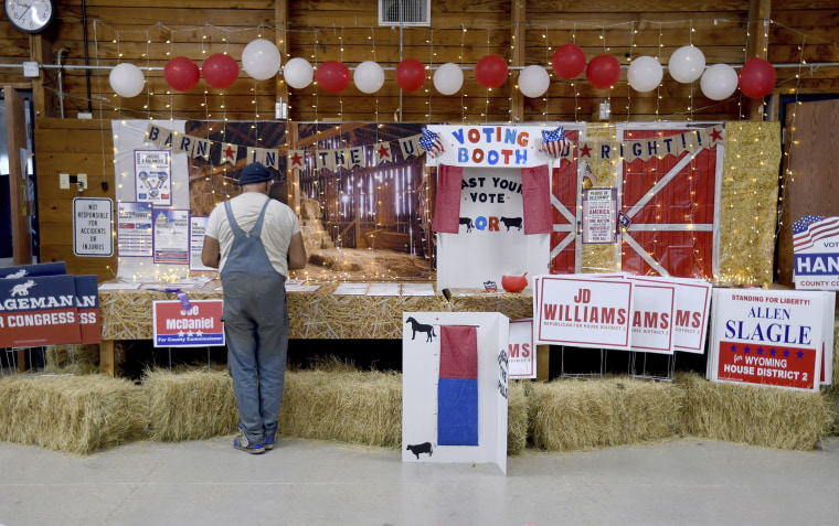 Pat Jordan, un republicano registrado que se describe a sí mismo como progresista, observa una exhibición para incentivar el voto en la Feria del Condado de Niobrara en Lusk, Wyoming, el 31 de julio.