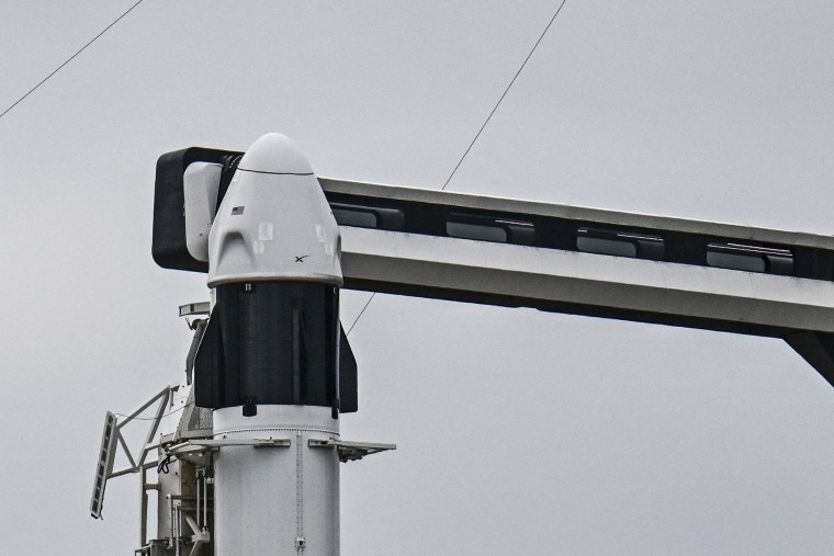 Un cohete Falcon 9 de SpaceX con cápsula Crew Dragon