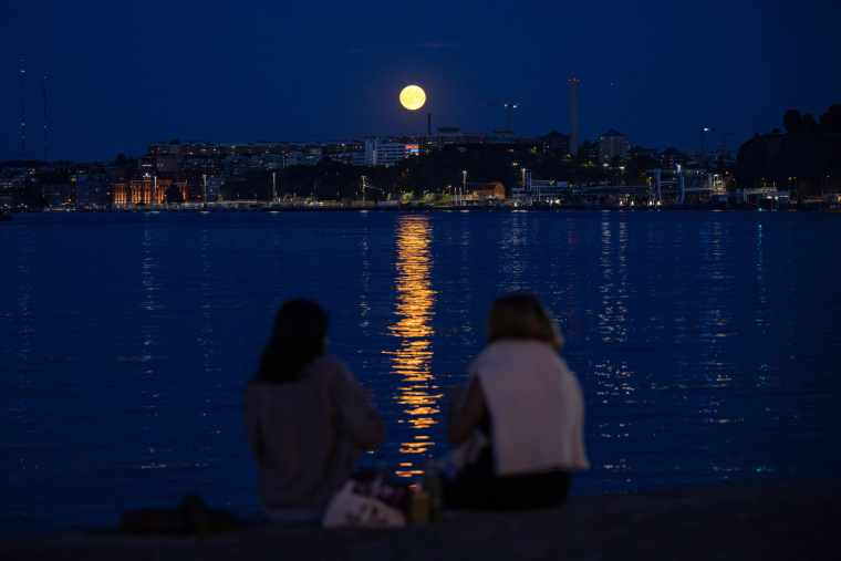 Monday’s sky provides a blue moon and a supermoon in a single reasonably uncommon prevalence