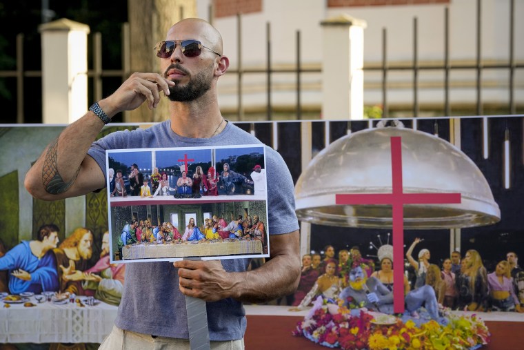  Paris Olympics organizers apologized Sunday to anyone who was offended by a tableau that evoked Leonardo da Vinci's "The Last Supper" during the glamorous opening ceremony. 