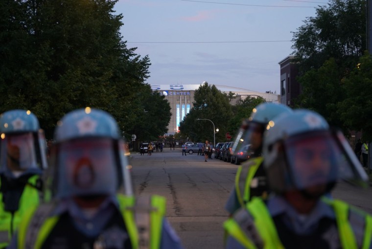 Polícia de choque em Chicago na última noite do DNC na quinta-feira.