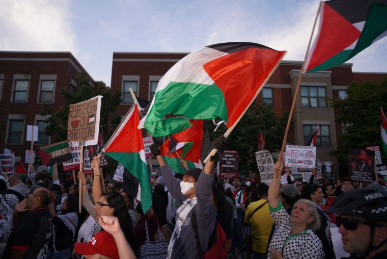 Manifestantes em Chicago na última noite do DNC na quinta-feira.