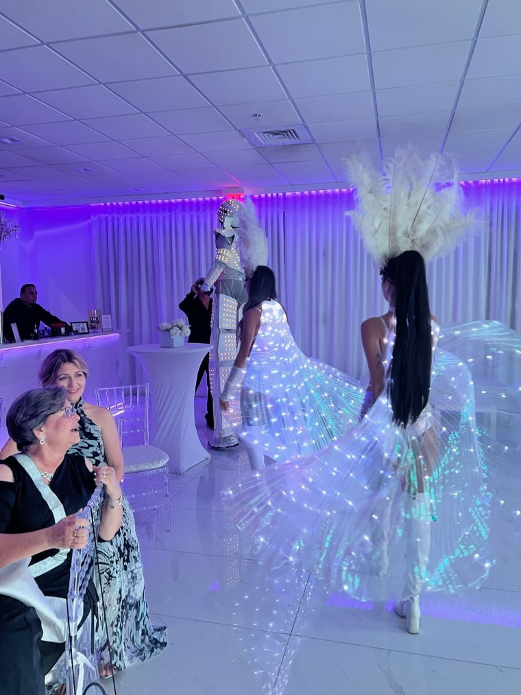 Un grupo de bailarinas durante la "hora loca" en una fiesta de quinceaños en Miami, Florida. 