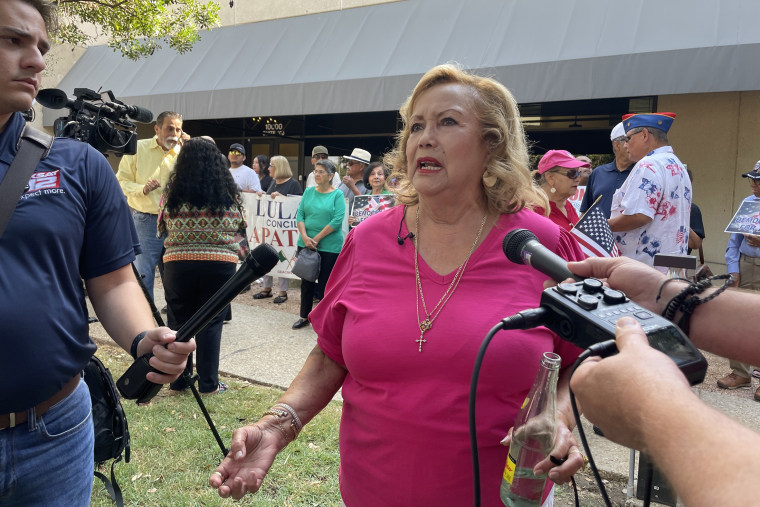 El fiscal general de Texas, Ken Paxton, allana casas de activistas latinos de derechos civiles y prepara un enfrentamiento sobre el derecho al voto