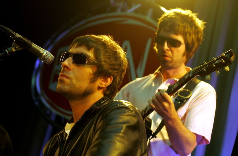 Liam Gallagher y Noel Gallagher en 2005.