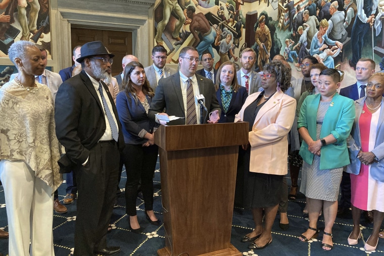 O deputado estadual do Missouri Chris Sander, um republicano, e os democratas da Câmara do Missouri falam com repórteres em 10 de maio de 2023, no Capitólio do estado em Jefferson City, Missouri. 