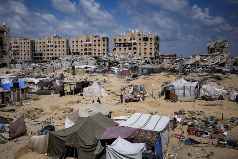 Os palestinos deslocados pela ofensiva aérea e terrestre israelense na Faixa de Gaza fogem da cidade de Hamad, seguindo uma ordem de evacuação do exército israelense para deixar partes da área sul de Khan Younis em 11 de agosto de 2024.