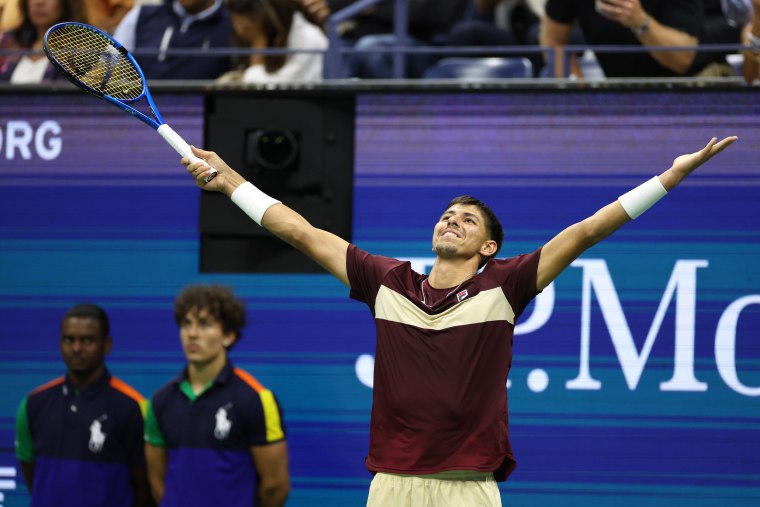 Alexei Popyrin z Australii reaguje po pokonaniu Novaka Djokovica z Serbii na US Open.