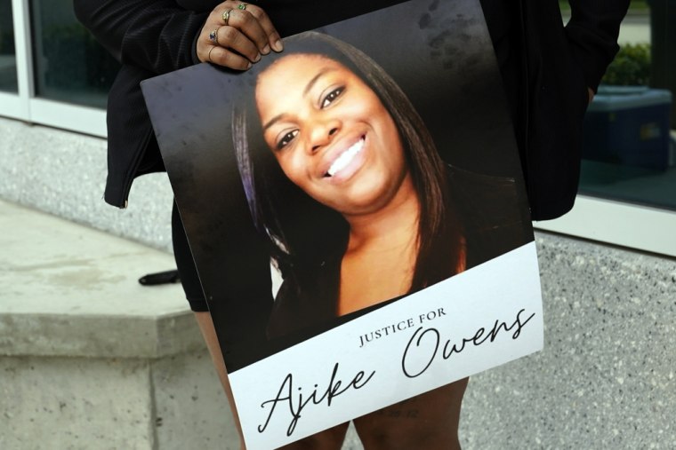 Imagen de archivo de una persona sosteniendo una fotografía de  Ajike Owens durante una manifestación, en Ocala, Florida, el 6 de junio de 2023.  