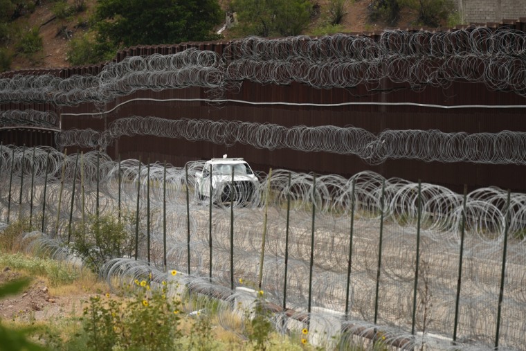 Un vehículo pasa cerca de la frontera con México en Nogales, Arizona, el 25 de junio de 2024.
