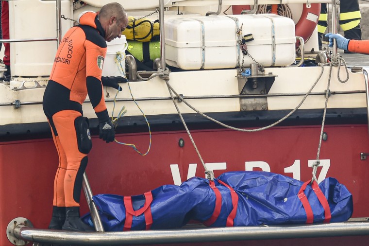 Un bombero buzo italiano saca un cadáver en una bolsa de plástico, el jueves 22 de agosto de 2024 en Porticello, Sicilia, en la costa de Italia.