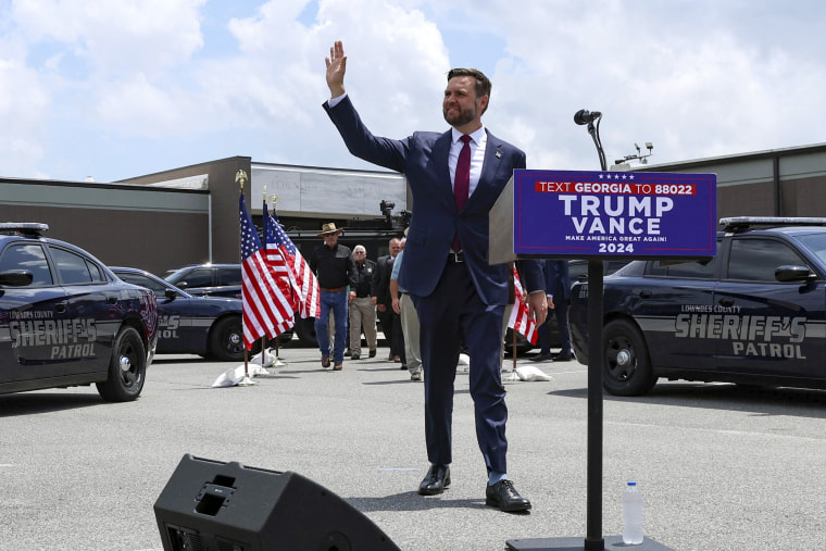 El senador JD Vance, republicano por Ohio, saluda al llegar a la oficina del Sheriff del condado de Lowndes, en Valdosta, Georgia.