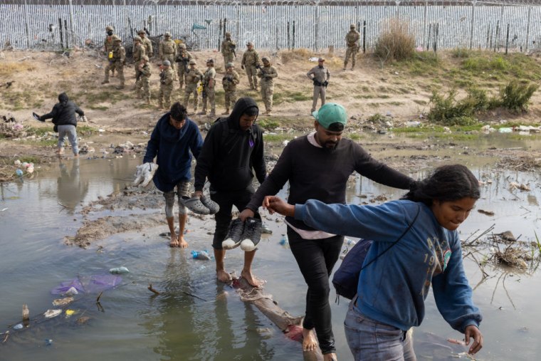 Miembros de la Guardia Nacional de Texas dispersan a un grupo de migrantes en la frontera de Estados Unidos con México, en río Grande, el 20 de abril de 2024.
