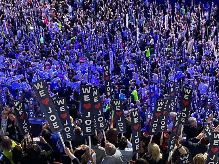 Los delegados de la Convención Nacional Demócrata vitorean mientras el presidente Joe Biden sube al escenario.