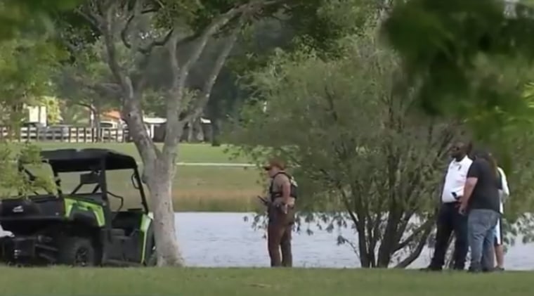 Las autoridades en el lago del parque Amelia Earhart, en la ciudad de Hialeah, Florida, el 17 de agosto de 2024. 