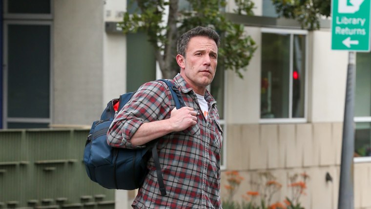 Ben Affleck caminando en Los Ángeles