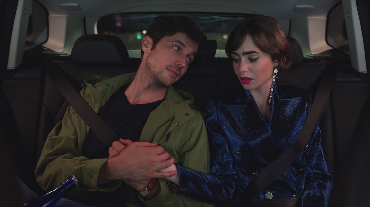 Lucas Bravo como Gabriel e Lily Collins como Emily em 