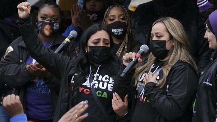 Familiares de Sean Monterrosa, quien falleció en una interacción con policías en Vallejo, California, protestan en 2023.