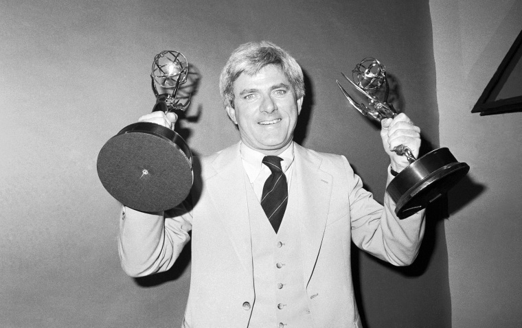 Phil Donahue mengangkat Penghargaan Emmy-nya "Tuan rumah yang luar biasa" Pada tanggal 18 Mei 1979.