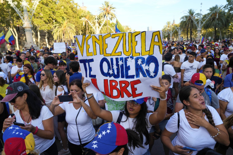 Decenas de venezolanos se manifestaron de forma pacífica este sábado en el Arc de Trionf, en Barcelona, para pedir la libertad de su país natal y denunciar, con las actas en la mano, el fraude de los recientes comicios presidenciales.