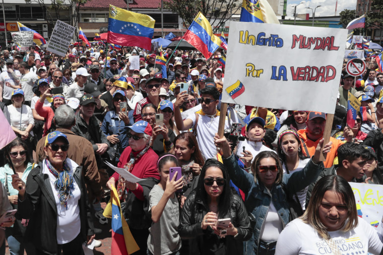 Ciudadanos venezolanos se concentran para manifestarse en contra de los resultados oficiales de las elecciones en Venezuela este sábado, en Bogotá, Colombia. 