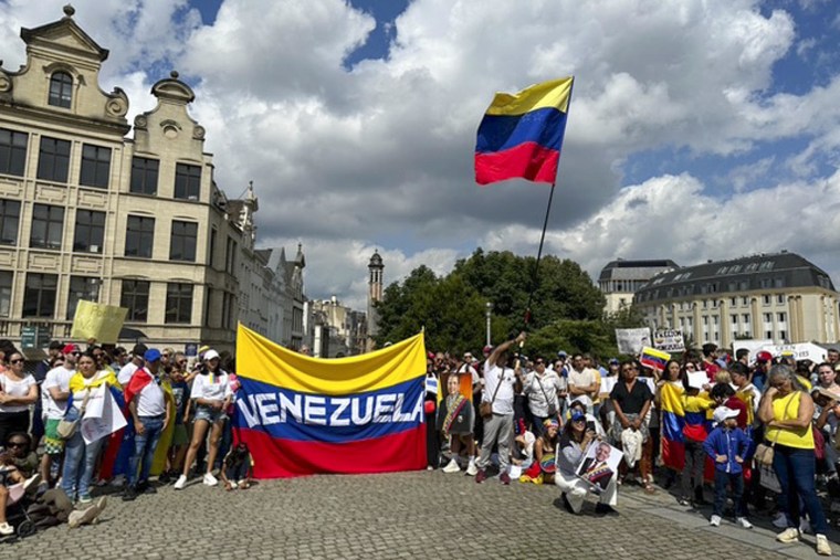 Manifestantes venezolanos en Bruselas, Bélgica, el 17 de agosto de 2024.