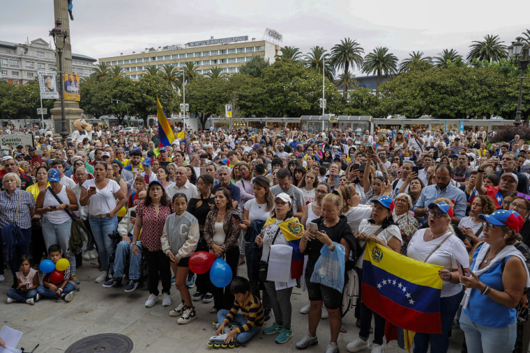 Decenas de venezolanos se manifiestan de forma pacífica este sábado en La Coruña para pedir la libertad de su país natal y denunciar, con las actas en la mano, el fraude de los recientes comicios presidenciales del 28 de julio. 