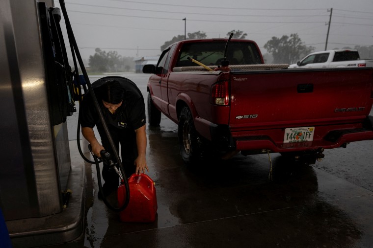 Una mujer llena un contenedor de gasolina en Cross City, Florida, el 25 de septiembre de 2024. 