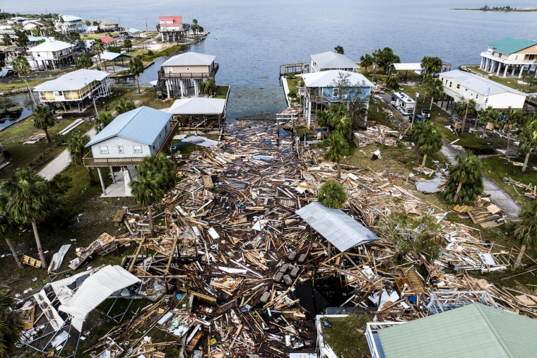 Rumah rusak setelah Badai Helene menghantam Horseshoe Beach, Florida pada 28 September 2024. 