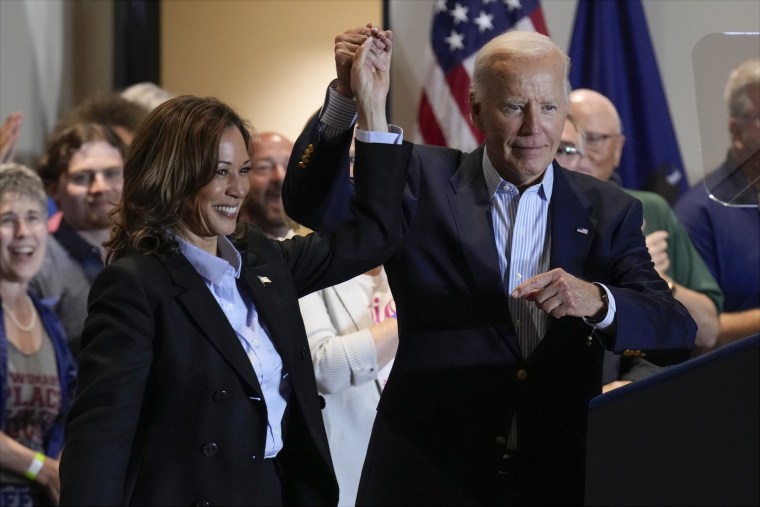 Calon presiden dari Partai Demokrat, Wakil Presiden Kamala Harris dan Presiden Joe Biden pada acara kampanye di aula serikat pekerja IBEW Local Union #5 di Pittsburgh.