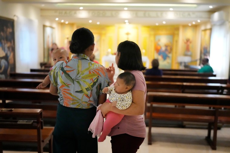 Imagem: igreja missa católica de jovens mães