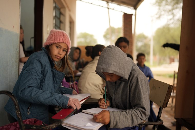 Imagem: aula de geografia para alunos do Paraguai