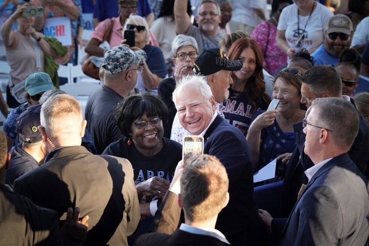 Gambar: tim walz kerumunan pendukung politik politik politisi tersenyum bahagia