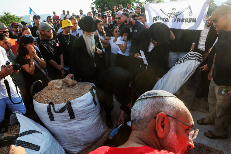 Os seis estavam entre os 251 reféns capturados durante o ataque do Hamas em 7 de outubro, que desencadeou a guerra em curso entre Israel e o Hamas. 