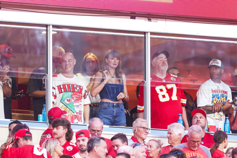 Taylor Swift cheers on Kansas City Chiefs and Travis Kelce at Arrowhead  Stadium as NFL season kicks off