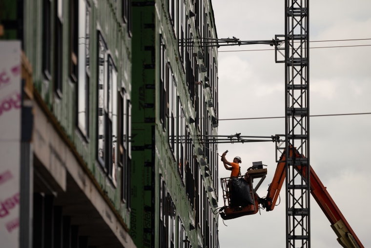 Um trabalhador da construção civil no local